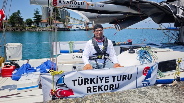 Yelkenliyle 'Solo Türkiye Turu' rekoru için Artvin'den denize açıldı