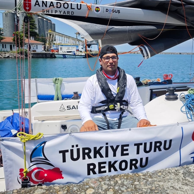 Yelkenliyle 'Solo Türkiye Turu' rekoru için Artvin'den denize açıldı