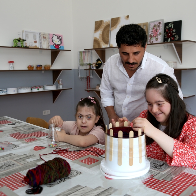 Bitlis'te özel eğitimle down sendromlu öğrencilerin becerileri geliştiriliy...