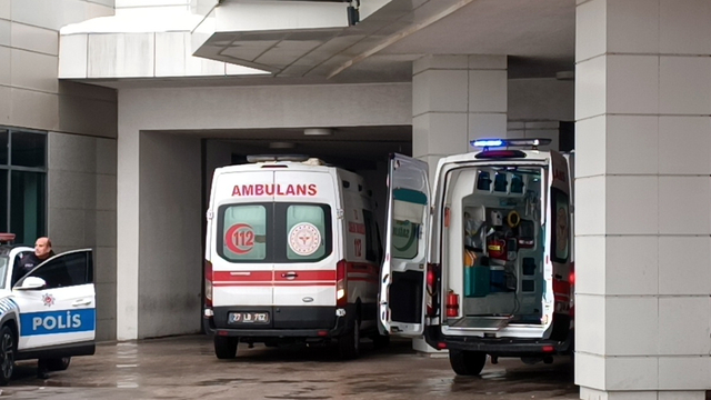 Parkta bıçaklanan lise öğrencisi ağır yaralandı