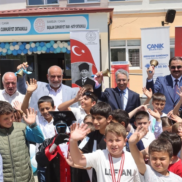 Başkan Sandıkçı, öğrencilerin karne heyecanına ortak oldu