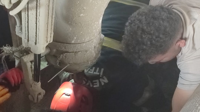 Harç karma makinesine sıkışan işçi ağır yaralandı
