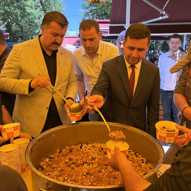 Suşehri'nde vatandaşlara aşure ikram edildi