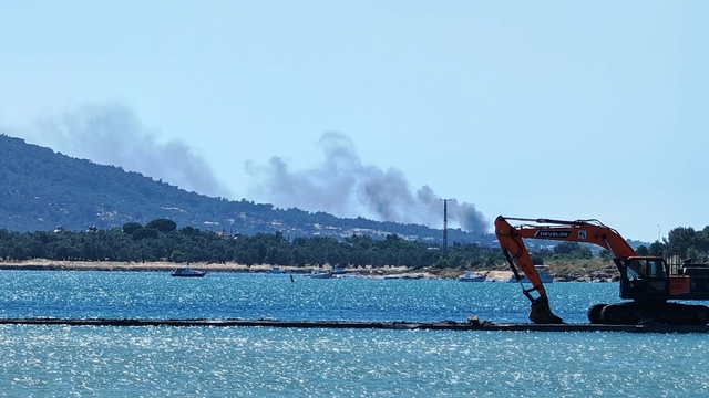 Cunda'da makilik alanda çıkan yangın ormanı yaktı