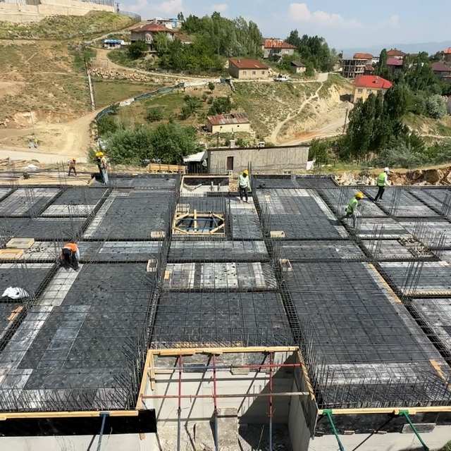 Yüksekova'da güvenli konut hamlesi: Pizok mevkiinde 48 konutun yapımı sürüy...