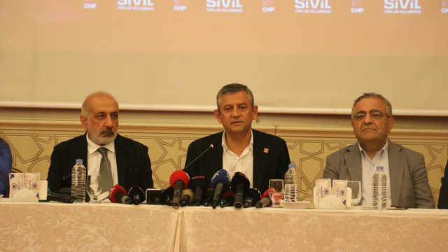 Özgür Özel: Kayyımdan sonra binaları geride bıraktık, yürüyoruz (3)