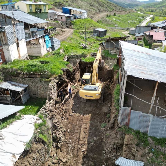 Erzurum'un mahallelerinde metruk yapılar ve yıkıntılar temizleniyor