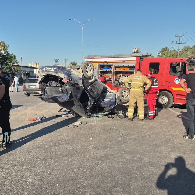 Motosikletin çarptığı otomobil devirildi: 4 yaralı