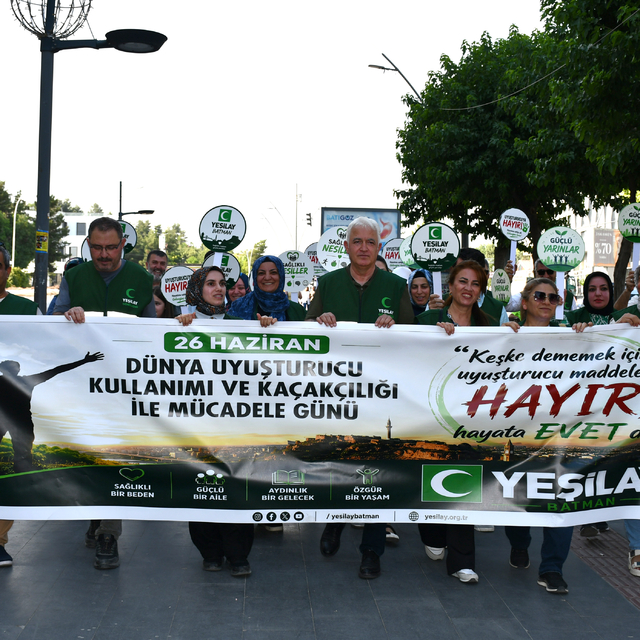 Batman'da Yeşilay tarafından bağımlılığa karşı farkındalık yürüyüşü düzenle...