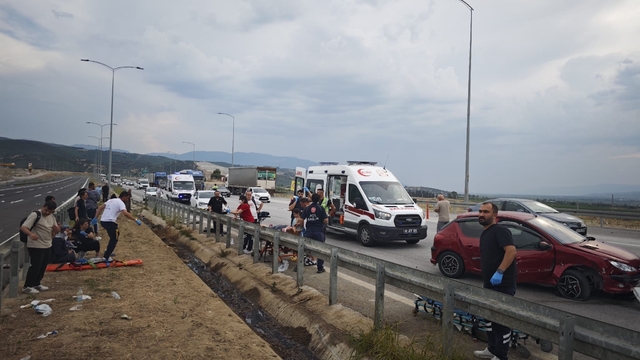 Lastiği patlayan otomobil, yolcu otobüsüne çarptı: 9 yaralı