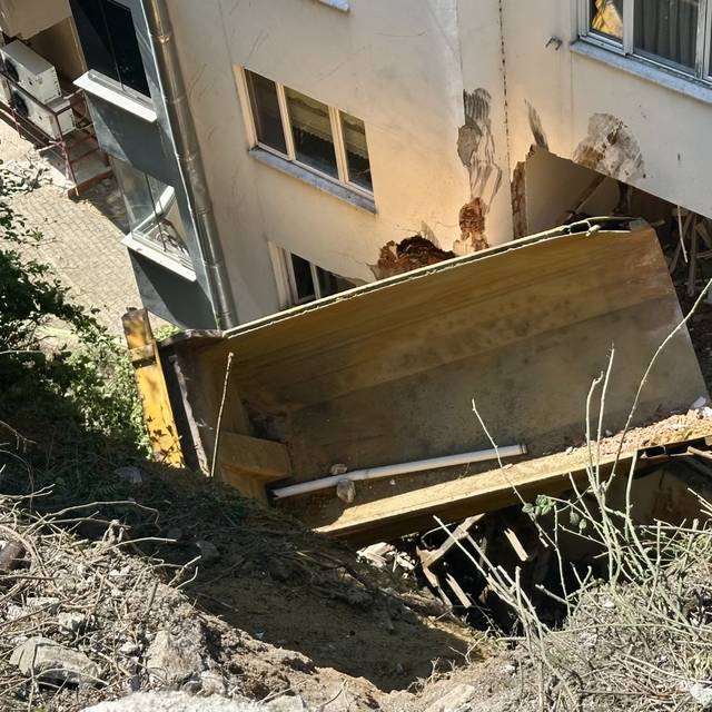 Kamyonun istinat duvarından devrilip bir apartmana çarptığı kazada 2 kişi y...