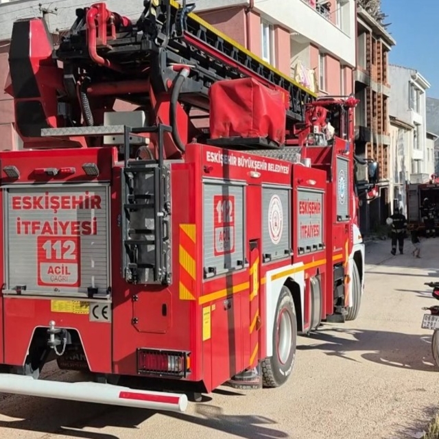 İnşaatta çıkan yangın itfaiyenin müdahalesiyle söndürüldü
Ekiplerin çalışma...