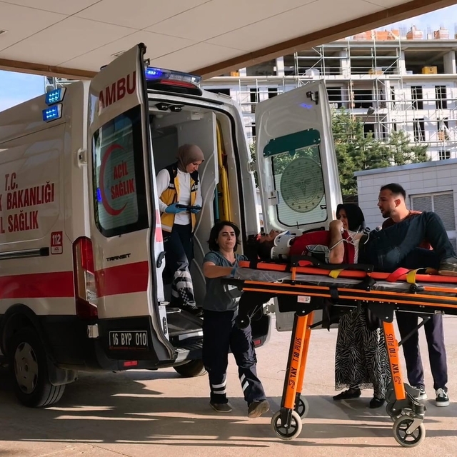 Seyir halindeyken fenalaşan motosiklet sürücüsü park halindeki araca çarptı