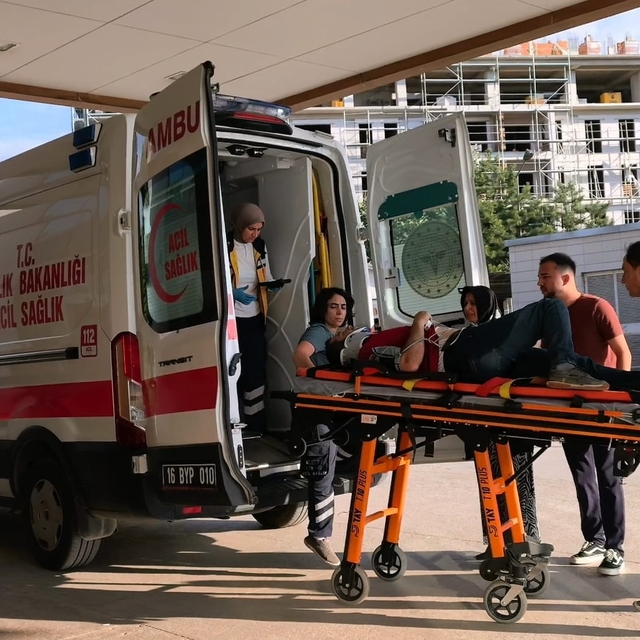 Rahatsızlanıp, park halindeki otomobile çarpan motosikletin sürücüsünün aor...
