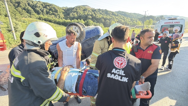 Otomobil ile motosiklet çarpıştı: 1'i ağır 4 yaralı - Bartın