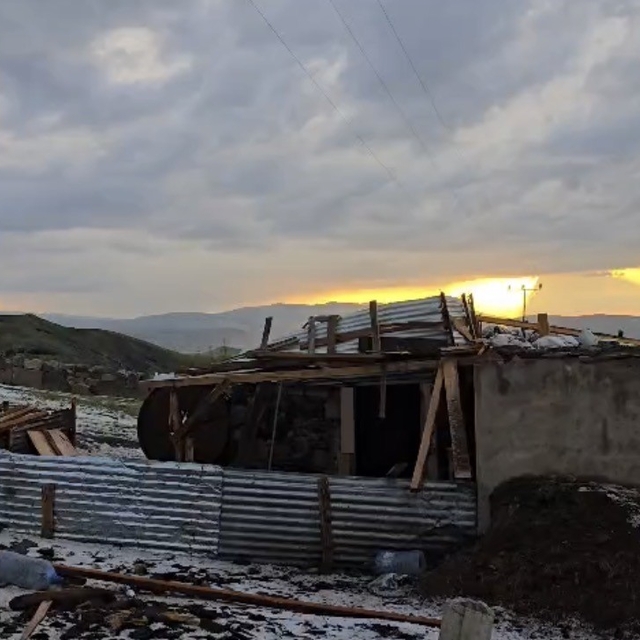 Ağrı'da dolu ve şiddetli rüzgar bir evin çatısını uçurdu