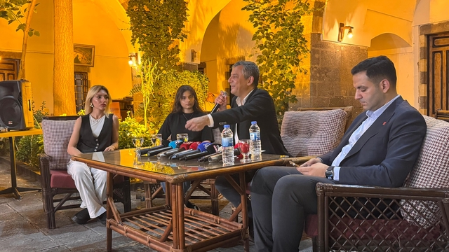 Özgür Özel: Kayyımdan sonra binaları geride bıraktık, yürüyoruz (4)
