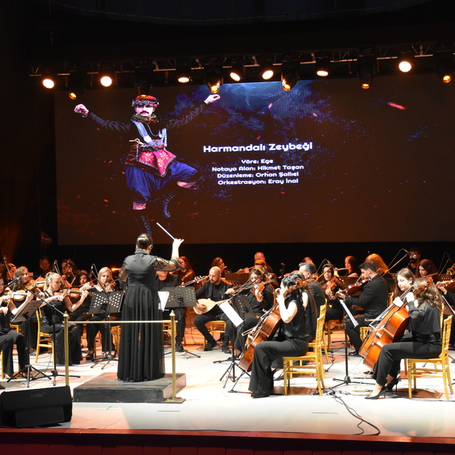 Trabzon'da öğretmenlerden oluşan orkestra ve dans topluluğu sahne aldı