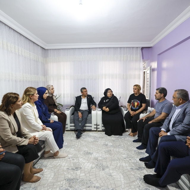 CHP Grup Başkanı Özel, Rojin Kabaiş'in ailesini ziyaret etti