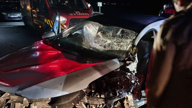 Ağrı'da 2 otomobilin çarpışması sonucu 6 kişi yaralandı