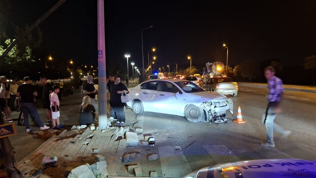 Makas atan otomobille birlikte iki araç dereye uçtu: 6 yaralı