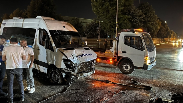 Bursa'da servis minibüsü refüje çıktı: 1 yaralı