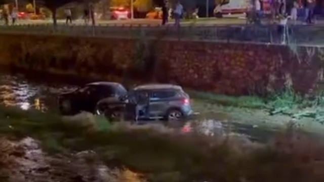 Zincirleme kazada 2 otomobil dereye uçtu:  6 yaralı