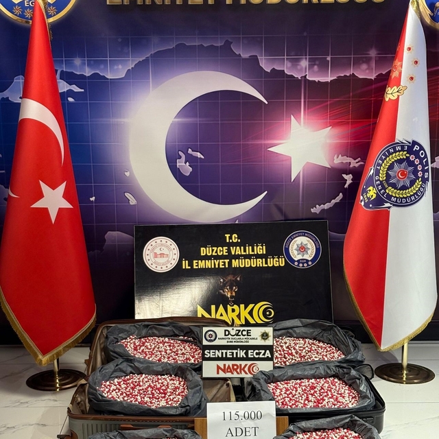 İstanbul'dan Samsun'a uyuşturucu sevkiyatına Düzce polisi 'Dur' dedi
Düzce'...