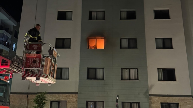 Binada korkutan yangın: 2 kişi dumandan etkilendi