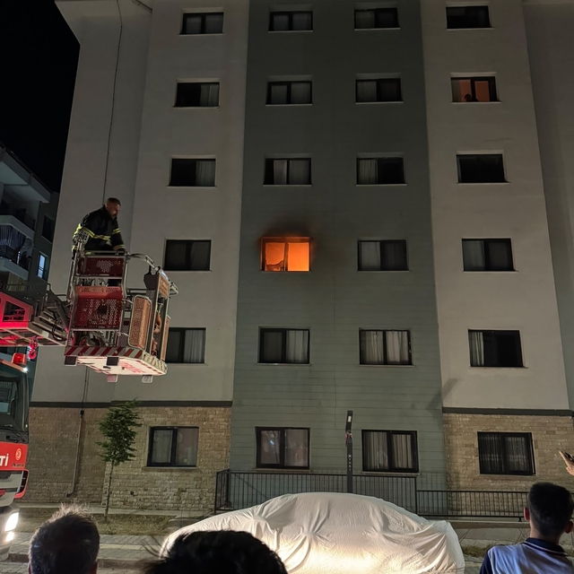 Binada korkutan yangın: 2 kişi dumandan etkilendi