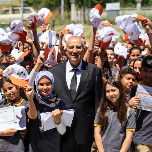 Çamelili öğrenciler karne sevincini Şırnak'taki yaşıtlarıyla birlikte yaşad...