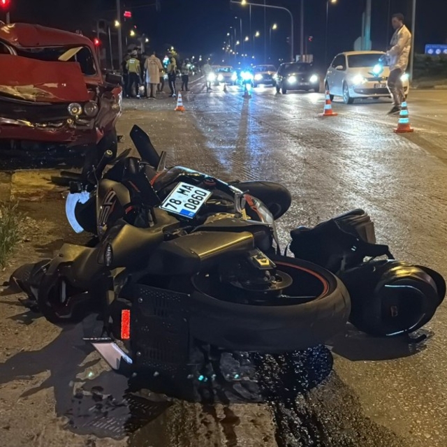Otomobille çarpışan motosikletin sürücüsü ağır yaralandı