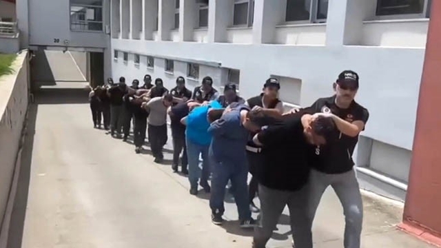 Adana'da şafak operasyonu: Özel harekat kapıları koçbaşıyla kırdı, 58 tutuklama