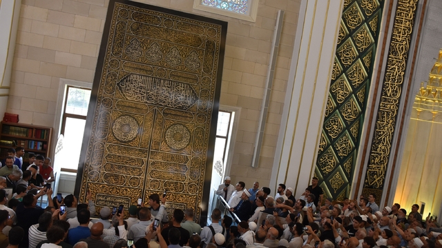 Kabe'nin kapı örtüsü Millet Cami ve Külliyesi'nde sergileniyor