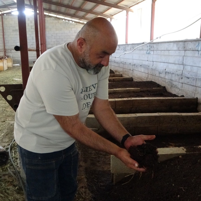 Bahçesinde ürettiği solucan gübresi gelir kaynağı oldu