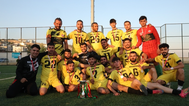 Böyle istatistik dünya devlerinde yok: Namağlup 23 galibiyetle şampiyon oldular
Transfer yapmadan 23 maçta 23 galibiyetle şampiyon oldular
Kocaköyspor'dan kusursuz şampiyonluk hikayesi: 23 maçta tek puan kaybetmediler
