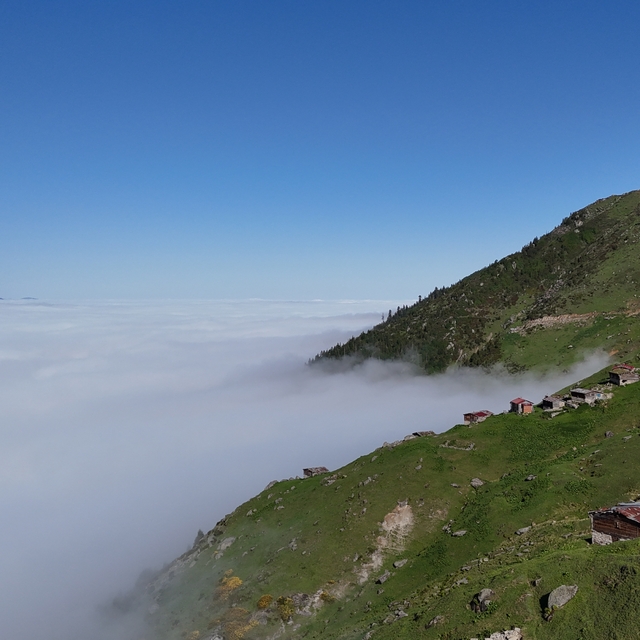 Rize'nin yüksek yaylalarında oluşan "sis denizi" dronla görüntülendi