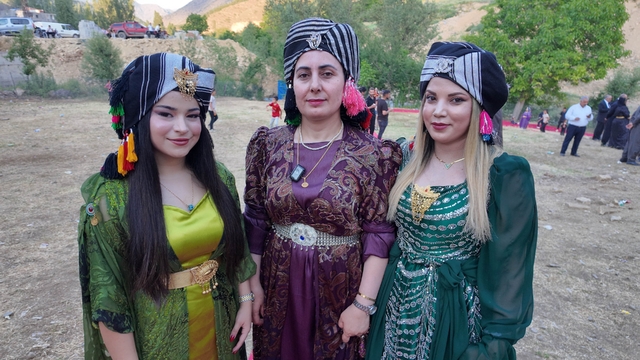 Şırnak'ta yüz yıllardır süren gelenek: Başlara takılan puşiler, düğünlere renk katıyor