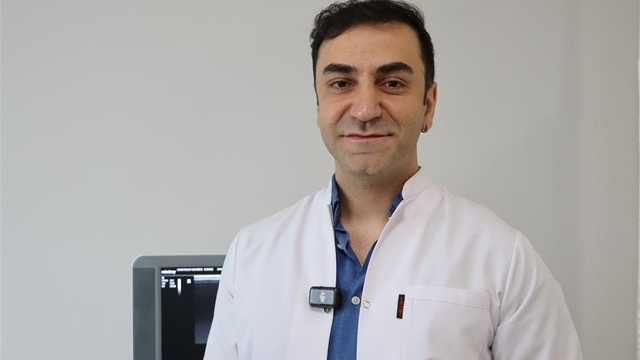 Numune Hastanesi'nde ağrılara nokta atışı tedavi
Sivas Numune Hastanesi Fizik Tedavi ve Rehabilitasyon Uzmanı Dr. Mert Ataş, ultrason eşliğinde yapılan enjeksiyonların hedef bölgeye doğrudan ulaştığını belirtti