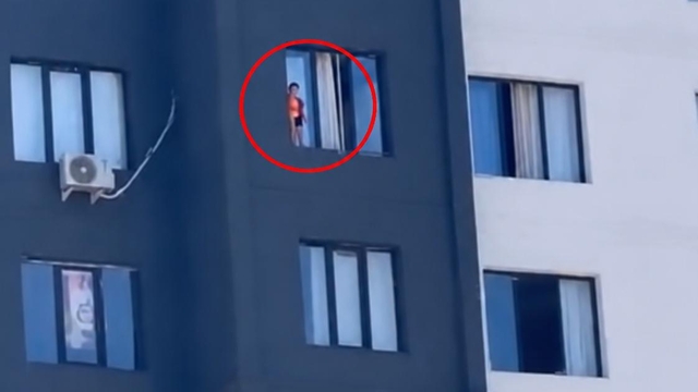 12'nci kattaki pencereye çıkan çocuk kamerada