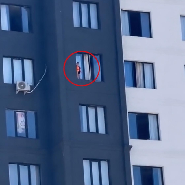 12'nci kattaki pencereye çıkan çocuk kamerada