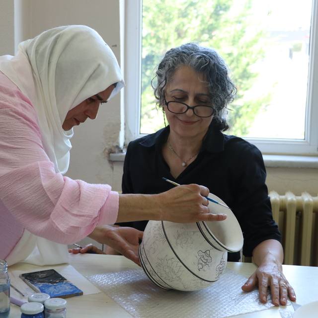 Çini sanatını gelenekten aldığı ilhamla geleceğe taşıyor