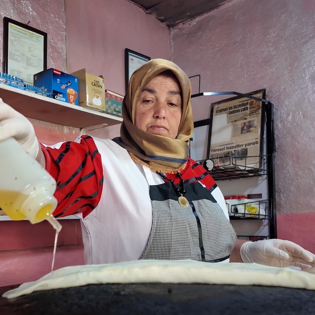 Gözleme pişirip satarak 5 çocuğunu büyüttü