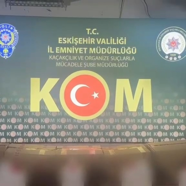 Eskişehir'de kaçak alkol operasyonu
2 bin 85 litre etil alkol ele geçirildi...