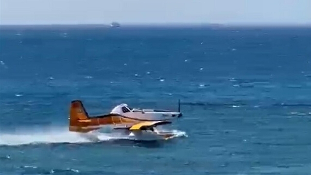 Denizden su alan uçağın olumsuz hava şartları nedeniyle kalkış yapamadığı anlar kamerada
