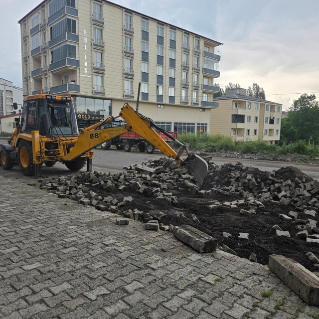 Belediye ekipleri kaldırım çalışmalarını sürdürüyor