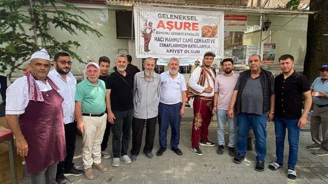 Cemaat ve esnaflar imece usulü ile hazırladığı  2 bin kap aşureyi dağıttı