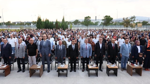 DOSTEK Kolejinde 228 öğrenci mezuniyet heyecanı yaşadı