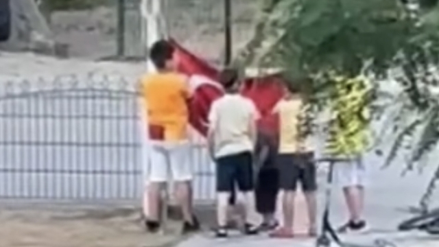 Düşen Türk bayrağına çocuklar sahip çıktı