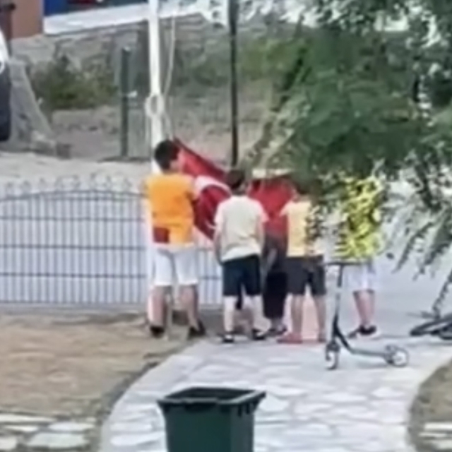 Düşen Türk bayrağına çocuklar sahip çıktı